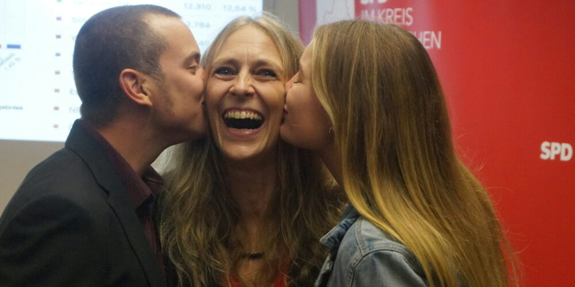 Küsse für die glückliche Mutter: Rico und Nina Andres gratulierten ihrer Mutter Dagmar zum Einzug in den Bundestag. Die 51-Jährige freut sich auf die kommenden Aufgaben.