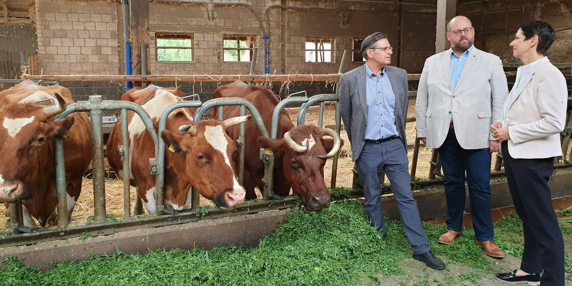 Als Paradebeispiel für eine gelungene ökologische Landwirtschaft präsentierte Hans von Hagenow (l.) Haus Bollheim in Oberelvenich beim Besuch von Landwirtschaftsministerin Silke Gorißen und Jan Leifert, dem LVÖ-Vorsitzenden.
