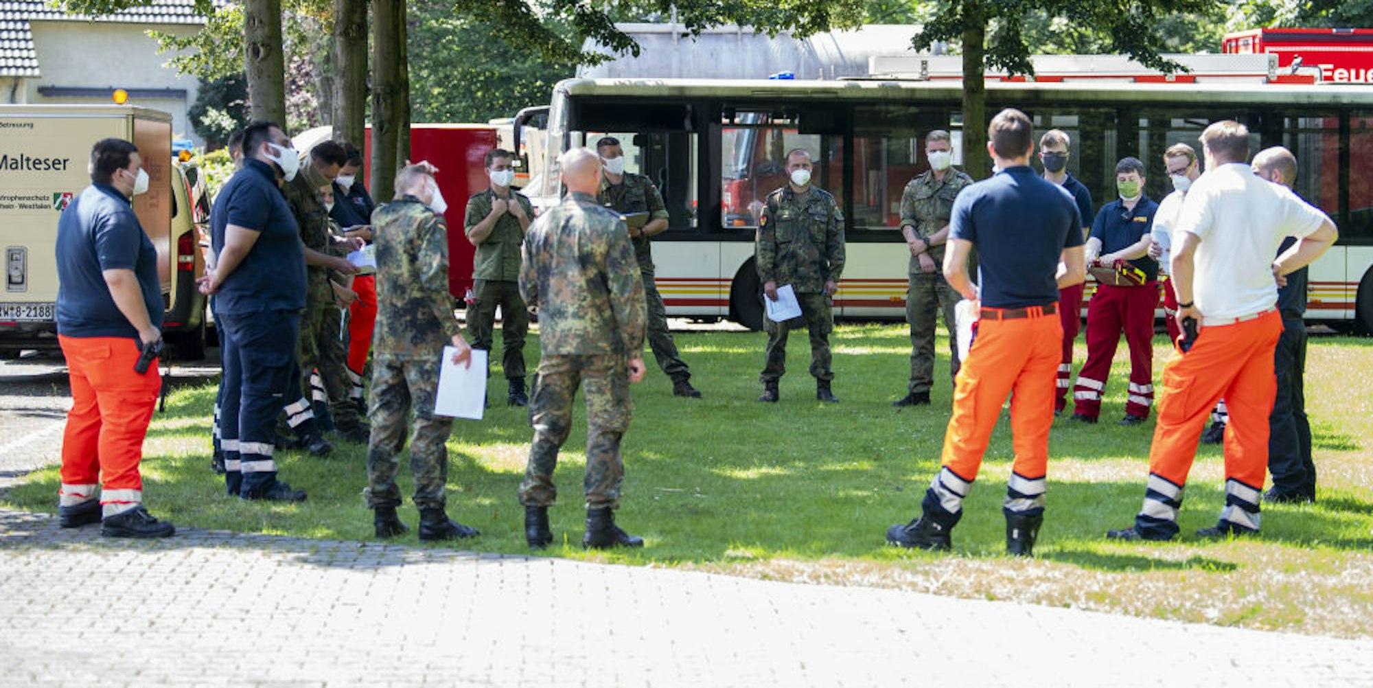 Auf einer Wiese werden mobile Teams aus Bundeswehr und Hilfsorganisationen gebildet, die im Kreis Gütersloh die Menschen in Quarantäne aufsuchen und testen.