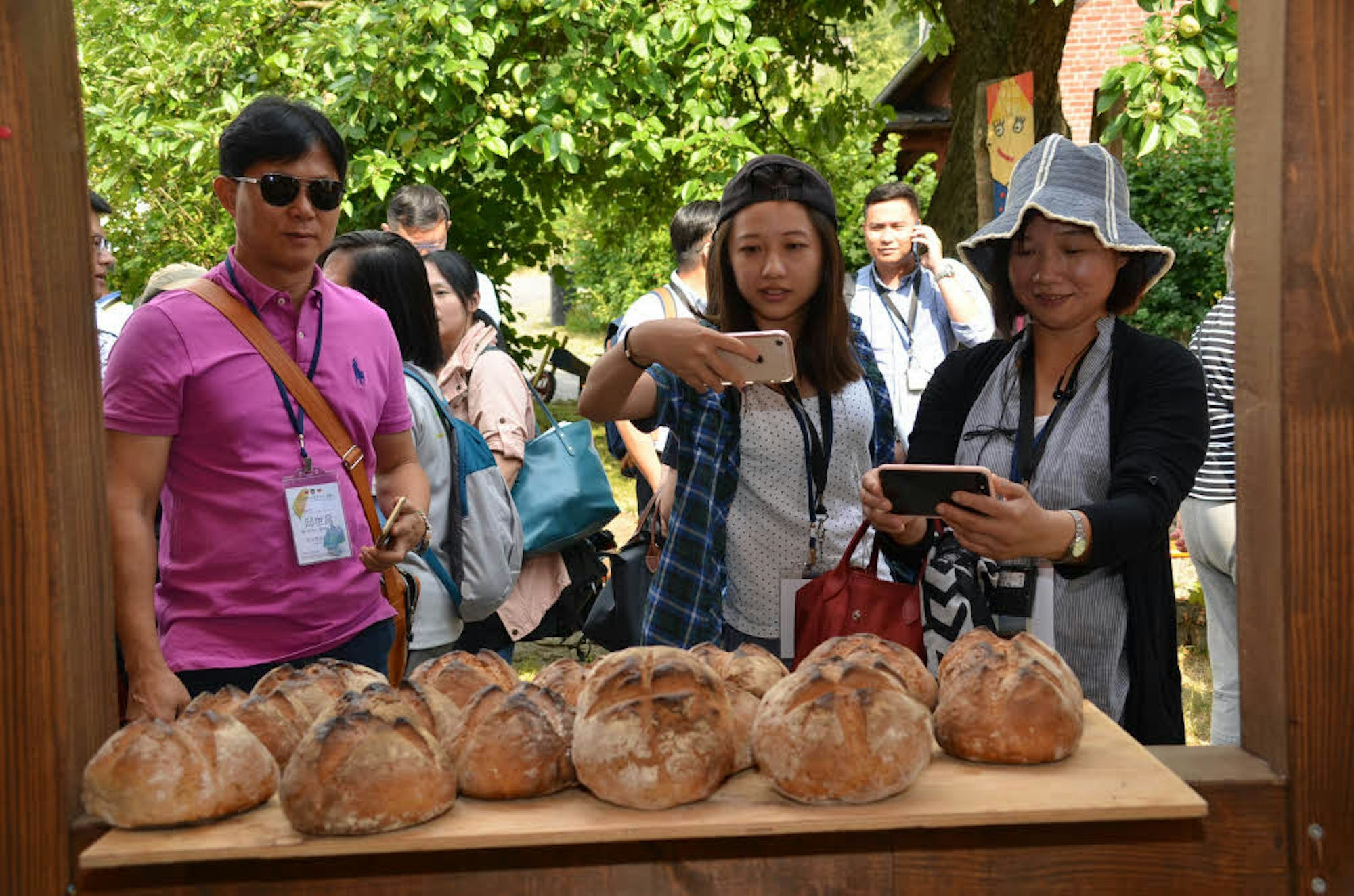 Brot aus dem Benrother Backes war gestern eines der beliebtesten Motive, als 42 Gäste aus Taiwan um Vize-Minister Juey-Chih Lee (u.l.) durch den Ort spazierten. Die Tour führten Werner Demmer von der Dorfgemeinschaft und Übersetzerin Chunyi Chen (u.r.).