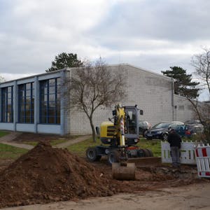 In Wißkirchen wird die Container-Anlage für die Kindertageseinrichtung neben der Turnhalle aufgebaut.