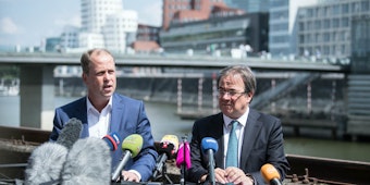 Der FDP-Vizefraktionschef Joachim Stamp und der CDU-Landesvorsitzende Armin Laschet informieren am Mittwoch über den Stand der Koalitionsverhandlungen.