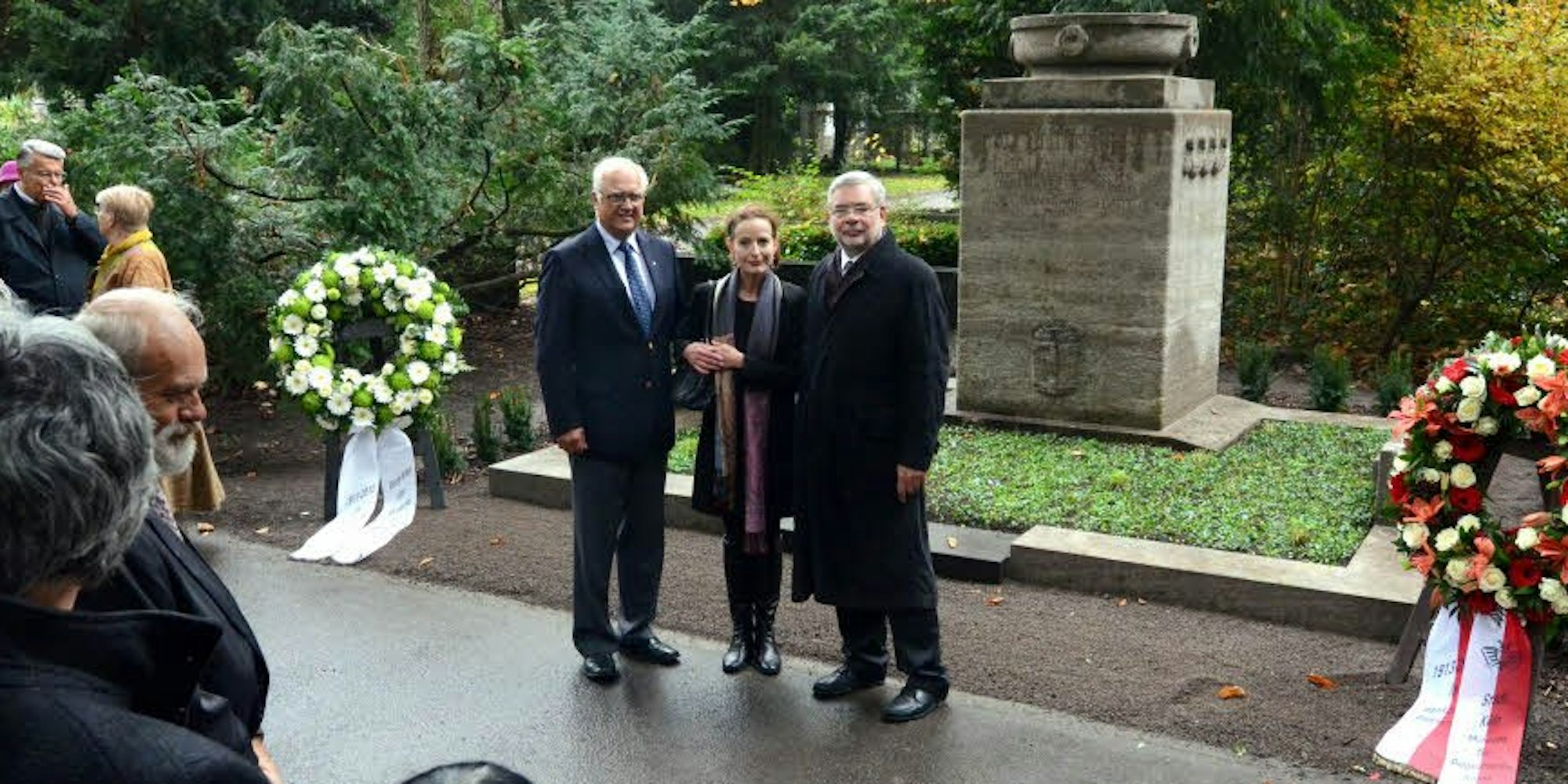 Hans-Werner Bartsch (l.) mit Michael Oppenhoff und Adele Schlombs. (Foto: Gauger)