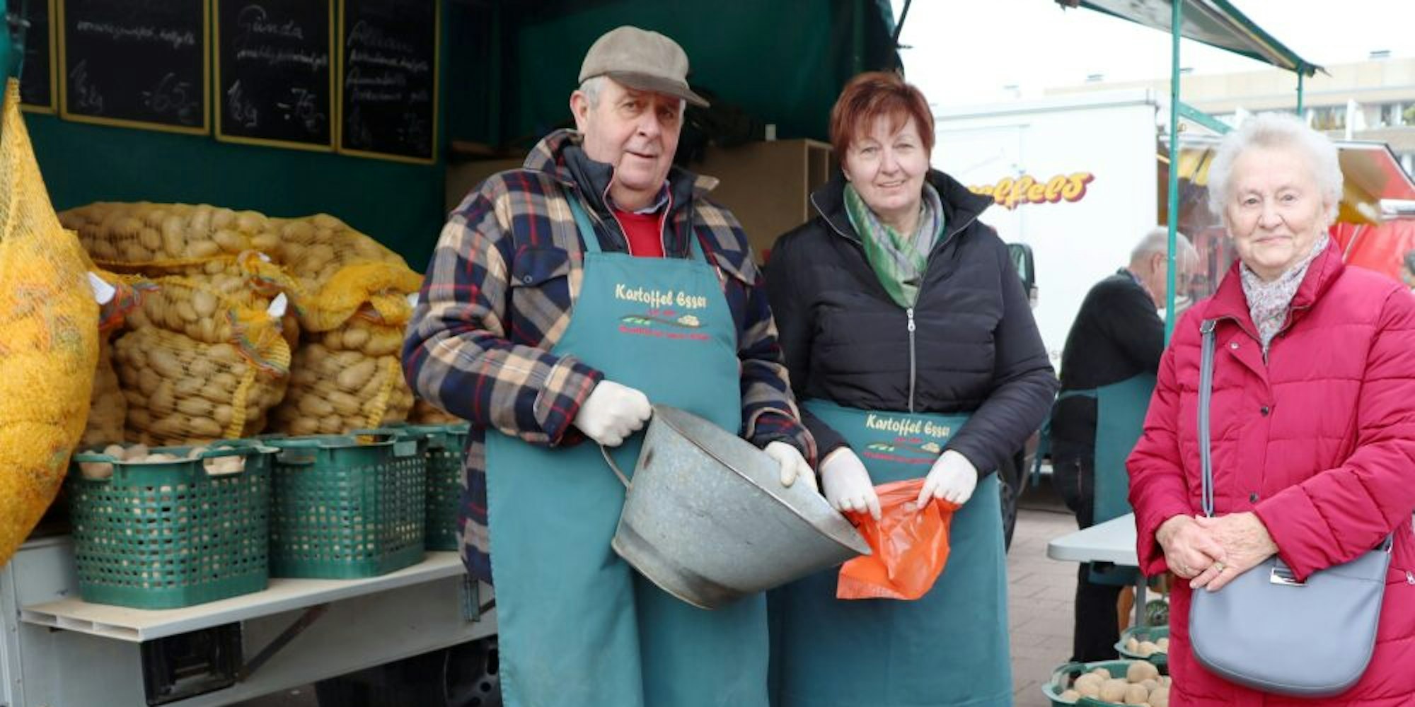 Seit 73 Jahren kauft Elisabeth Kehr aus Brühl ihre Kartoffeln bei Kartoffel Esser auf dem Wochenmarkt in der Innenstadt.