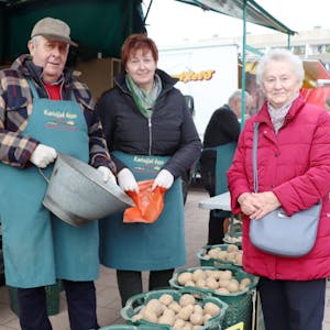 Seit 73 Jahren kauft Elisabeth Kehr aus Brühl ihre Kartoffeln bei Kartoffel Esser auf dem Wochenmarkt in der Innenstadt.