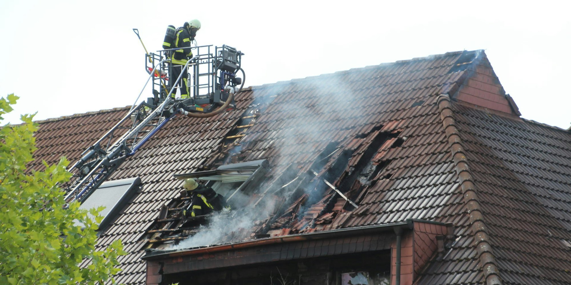 In schwindelerregender Höhe und unter Atemschutz öffneten die Einsatzkräfte das Dach des Hauses Paul-Gerhardt-Straße 17.