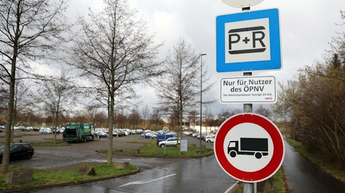 Auf dem P+R-Parkplatz in Weiden West sind Stellplätze zurzeit keine Mangelware.