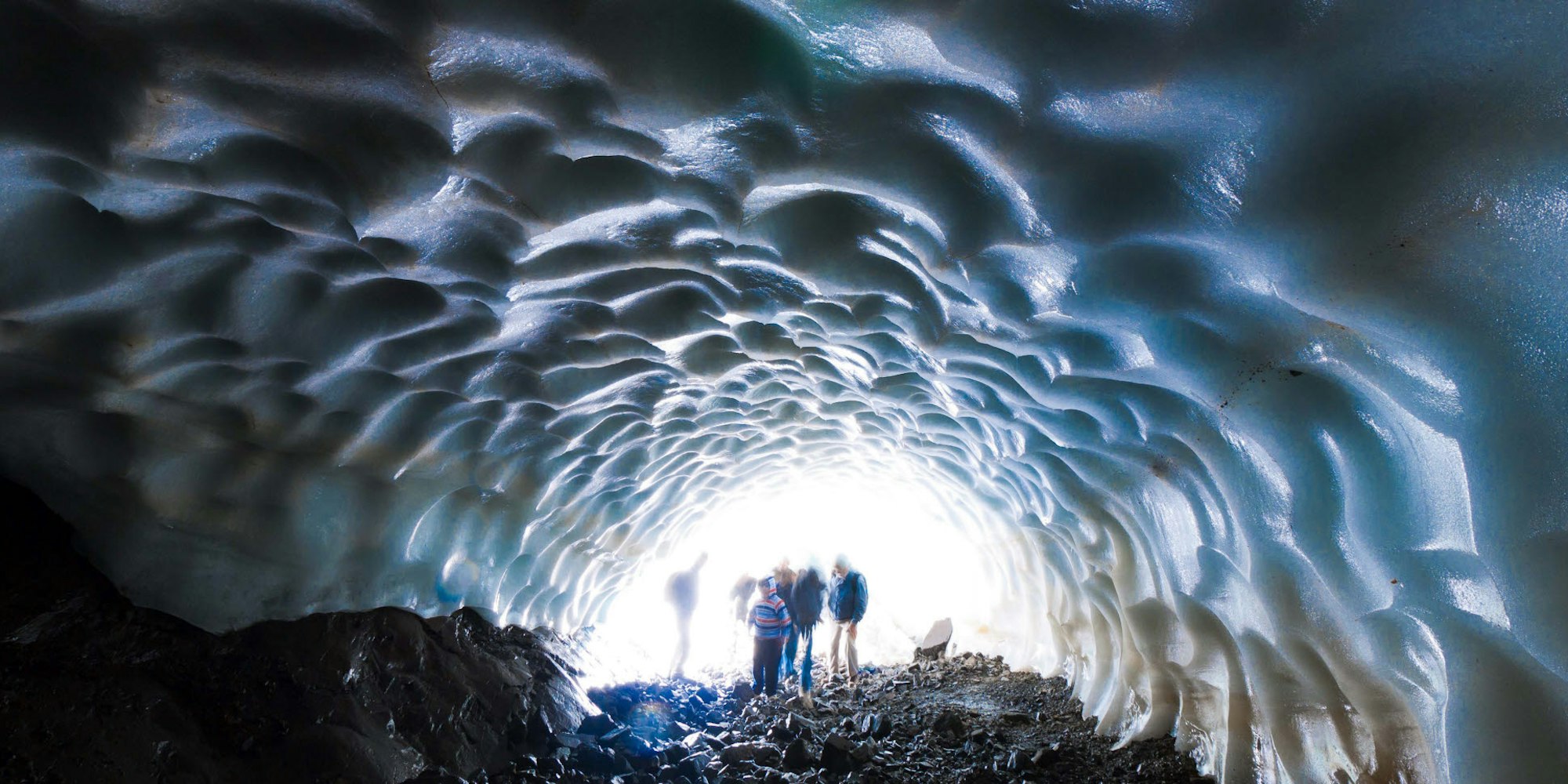 Auf der Suche nach dem Besonderen: Touristen bestaunen einen Eistunnel in Argentinien