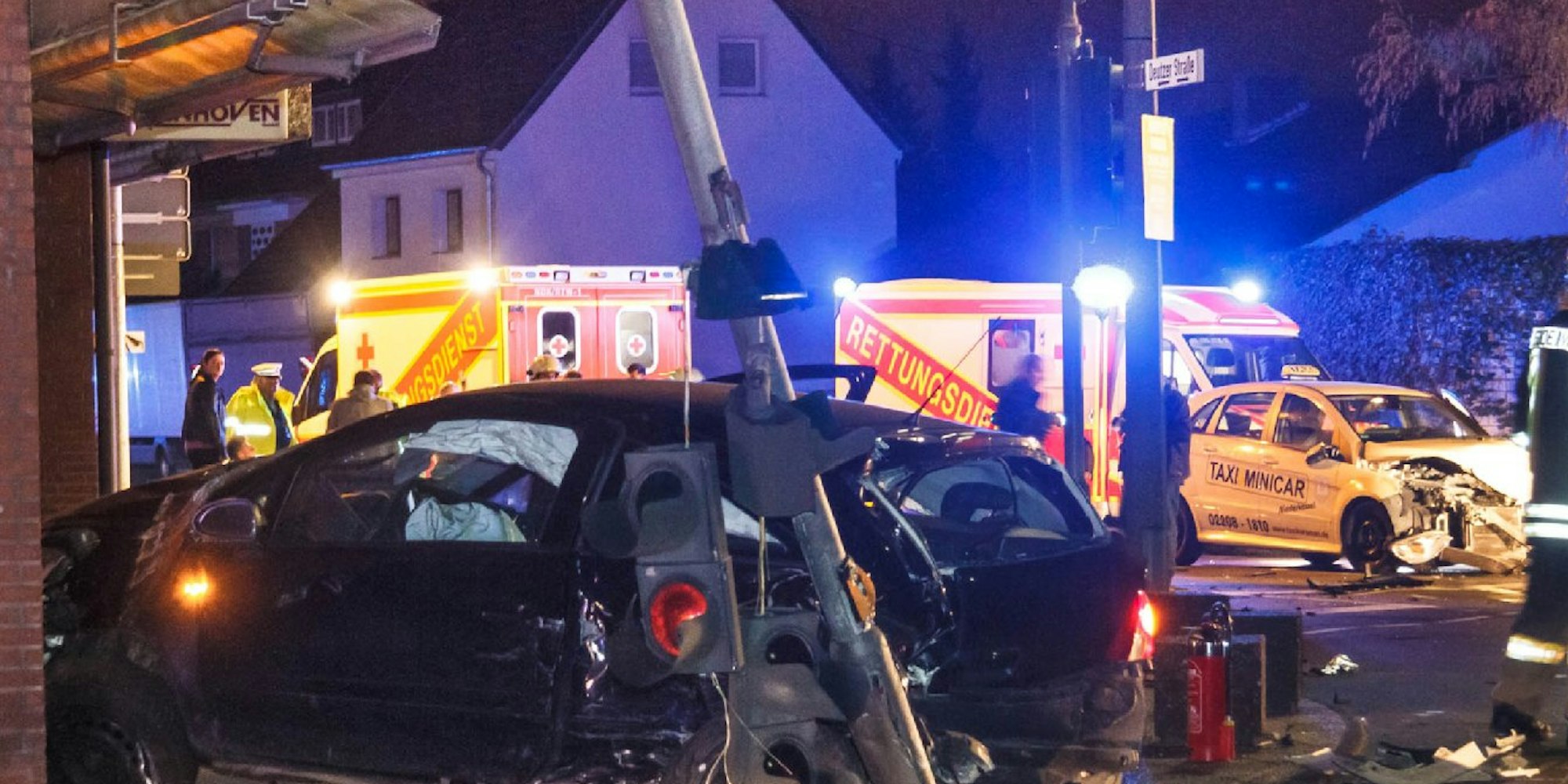 Bei einem schweren Verkehrsunfall in Niederkassel-Rheidt wurden am frühen Samstagmorgen sieben Menschen zum Teil schwer verletzt.