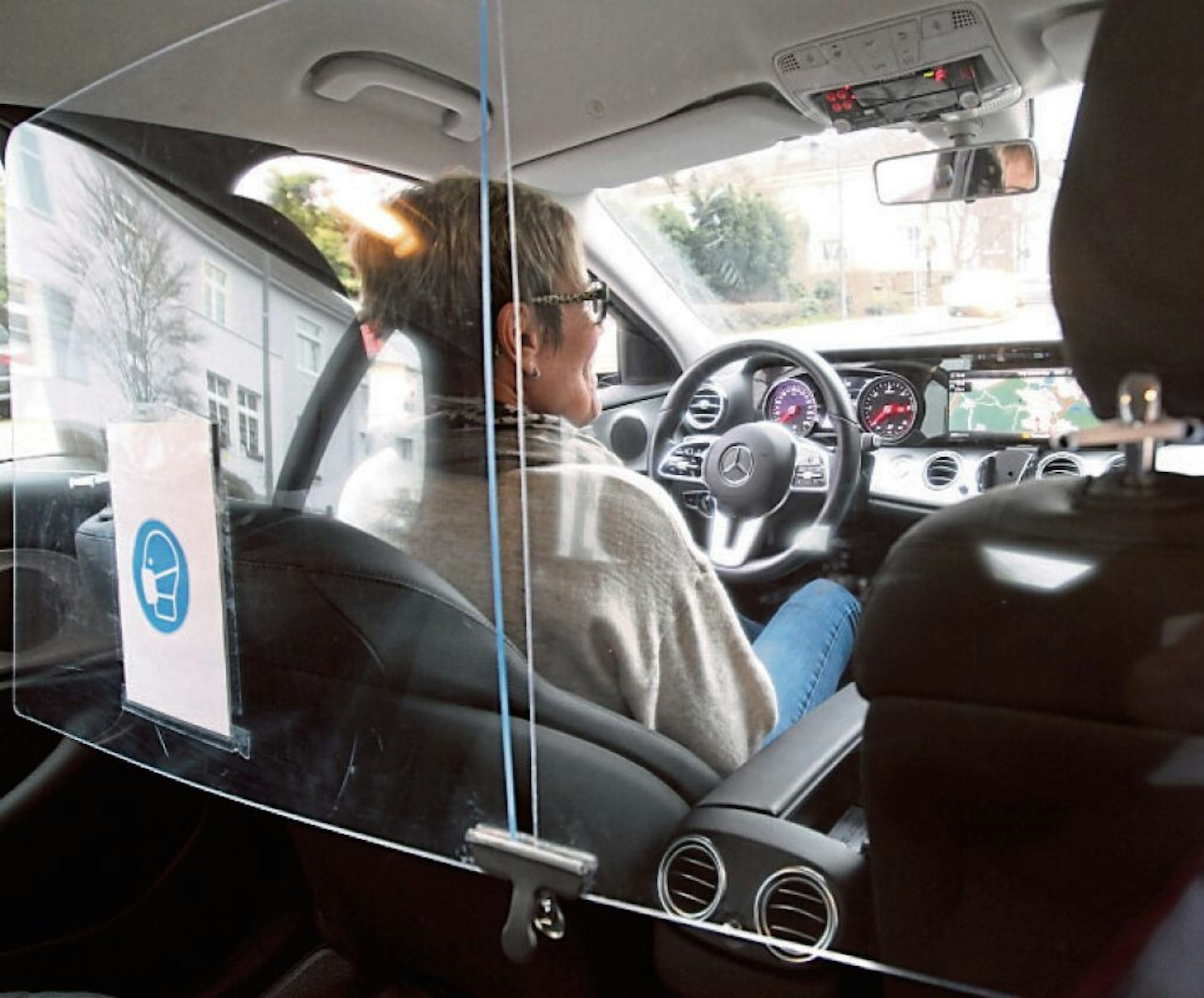 Die Plexiglas-Abtrennung schützt Fahrgäste und Fahrerin Angie Jäger.