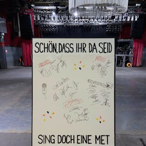 Alle Bandmitglieder haben der fünf Bands haben das Plakat unterschrieben.