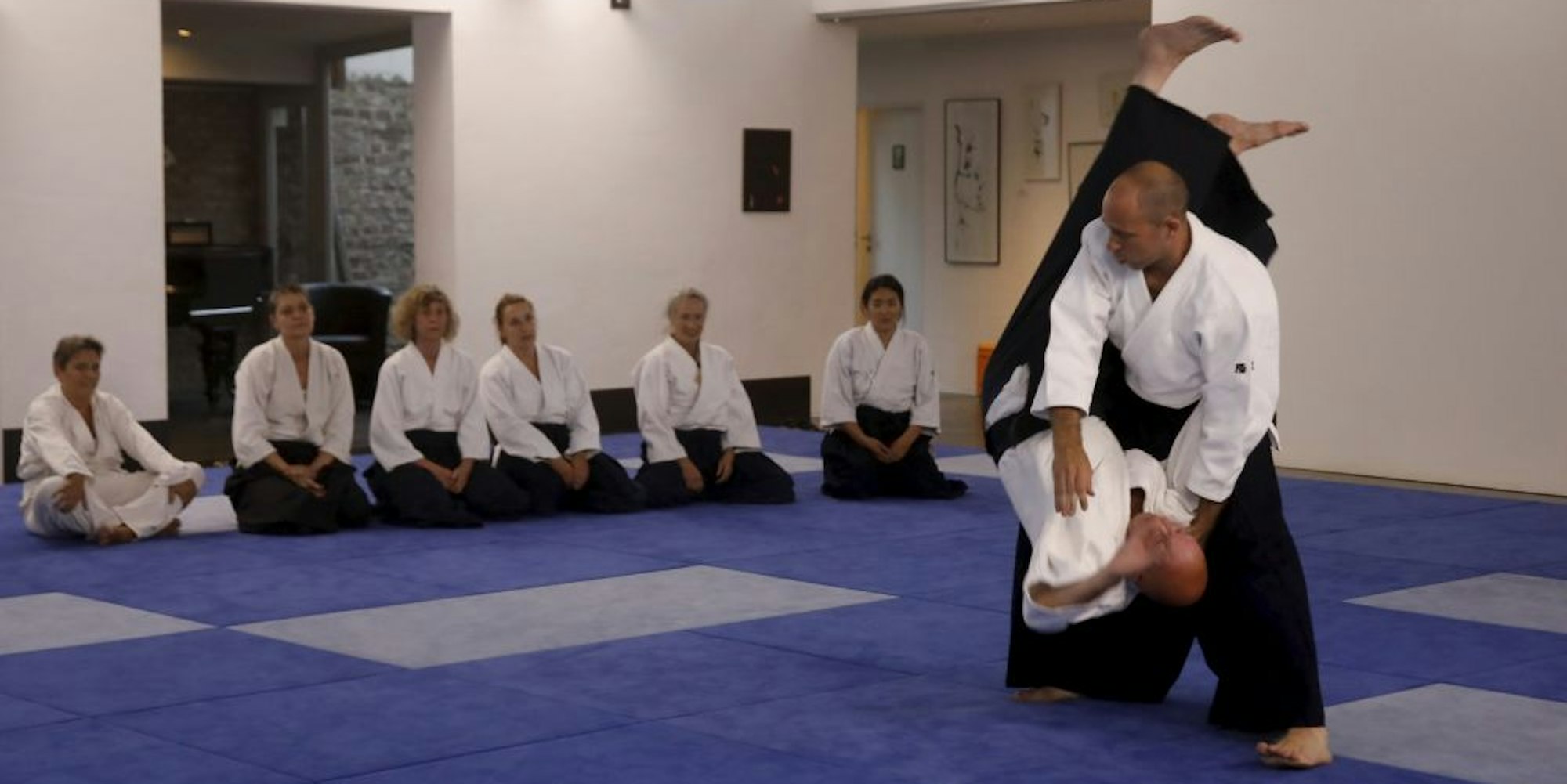 Jörg Kretzschmar (r.) demonstriert seinen Schülern die komplexen Bewegungen des Aikido.