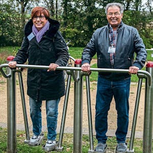 Zeigen, wie es geht: Carla Neiße-Hommelsheim, Vorsitzende der Leader-Region Zülpicher Börde, und Franz Glasmacher, Fördervereinsvorsitzender Gartenschaupark, machen Sport.