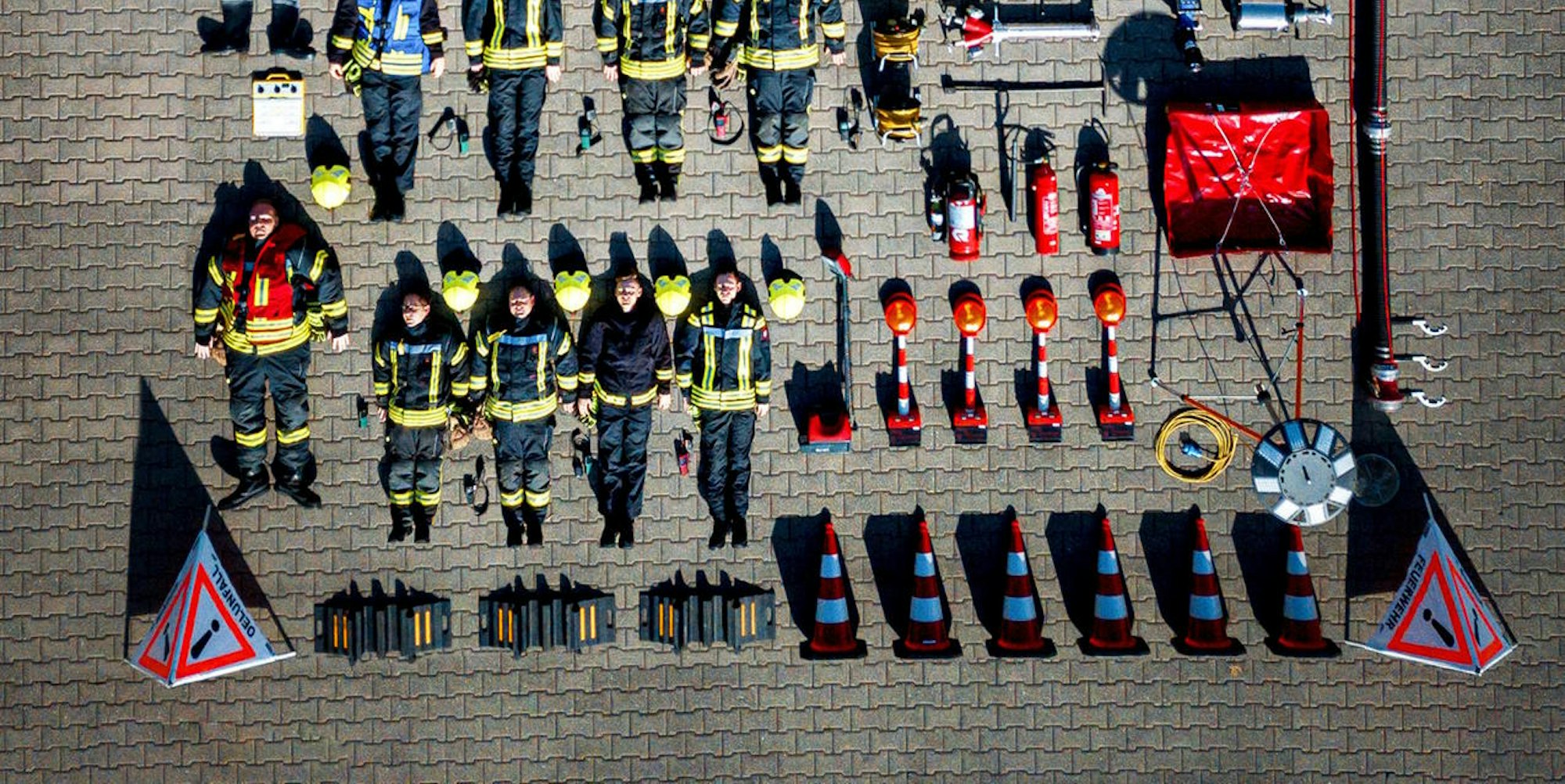 Einsatzfahrzeug und Feuerwehrleute als Tetris-Teilchen.