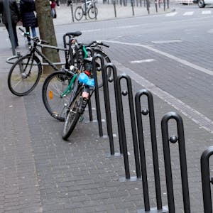 Haarnadel-Fahrradständer in der Innenstadt (Symbolfoto). 