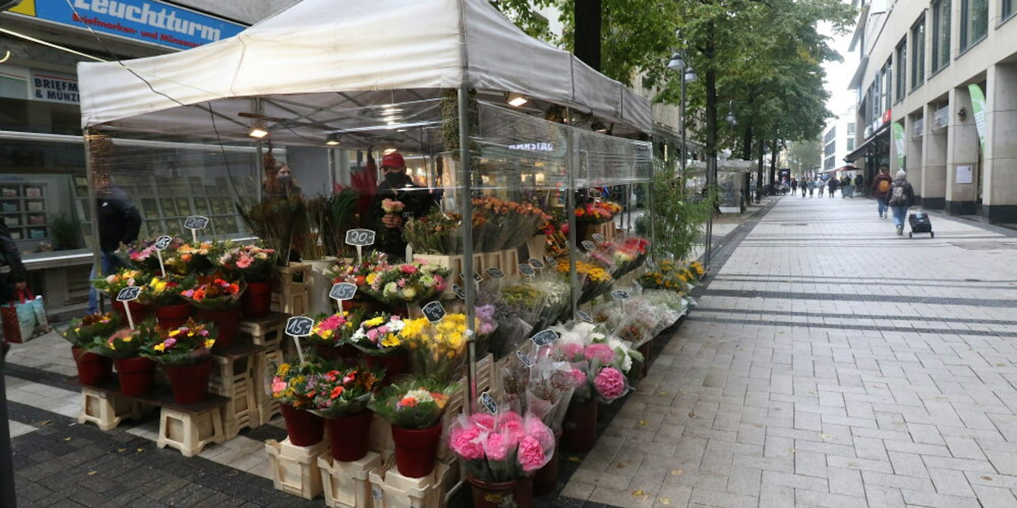 Blumenverkäufer Jörg Schmidt muss den Stand auf der Breitestraße räumen.