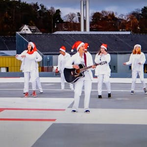 Als Nikoläuse auf dem Hubschrauberlandeplatz tanzte ein Teil der Belegschaft des Kreiskrankenhauses Mechernich für das Video zu ihrer ganz eigenen Version von „Last Christmas“.