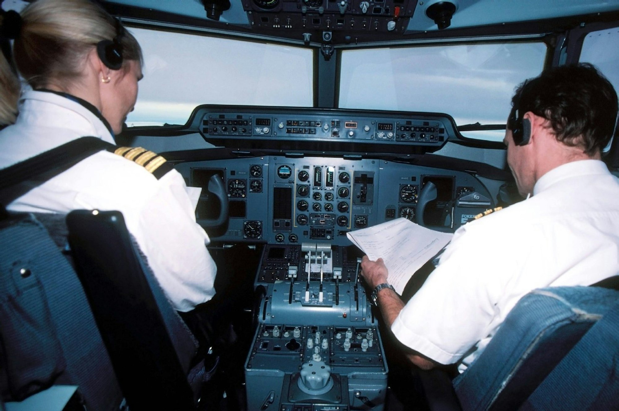 Zwei Piloten bei der Arbeit im Cockpit