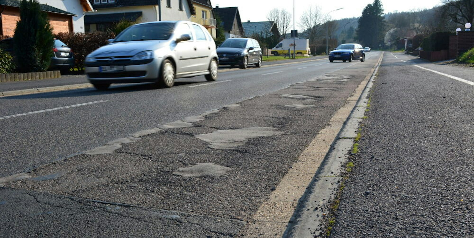 Wenn Straßen kaputt sind, müssen sie für viel Geld saniert werden. In NRW müssen dann auch die Anwohner zahlen.