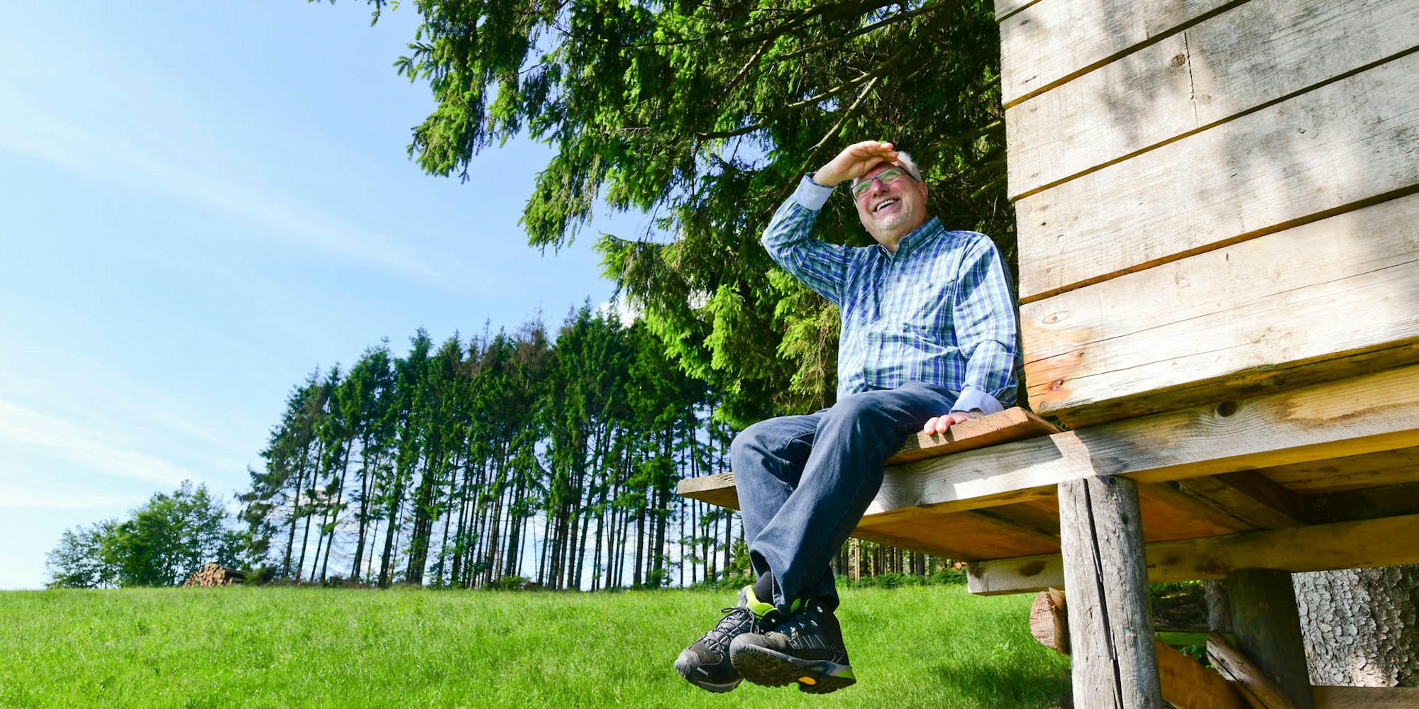 Promiwandern Willibert Pauels sitzt auf Hütte