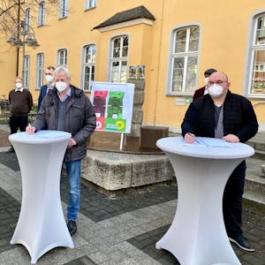 Die Grünen-Fraktionsvorsitzende Simone Holderried, Bürgermeister Dieter Freytag (SPD) und SPD-Fraktionschef Michael Weitz (v.l.) unterzeichneten den Kooperationsvertrag.