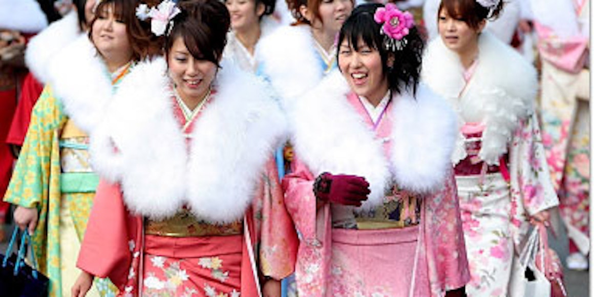 Im Kimono zur Zeremonie: junge Japanerinnen in Tokio am Tag des Erwachsenwerdens.
