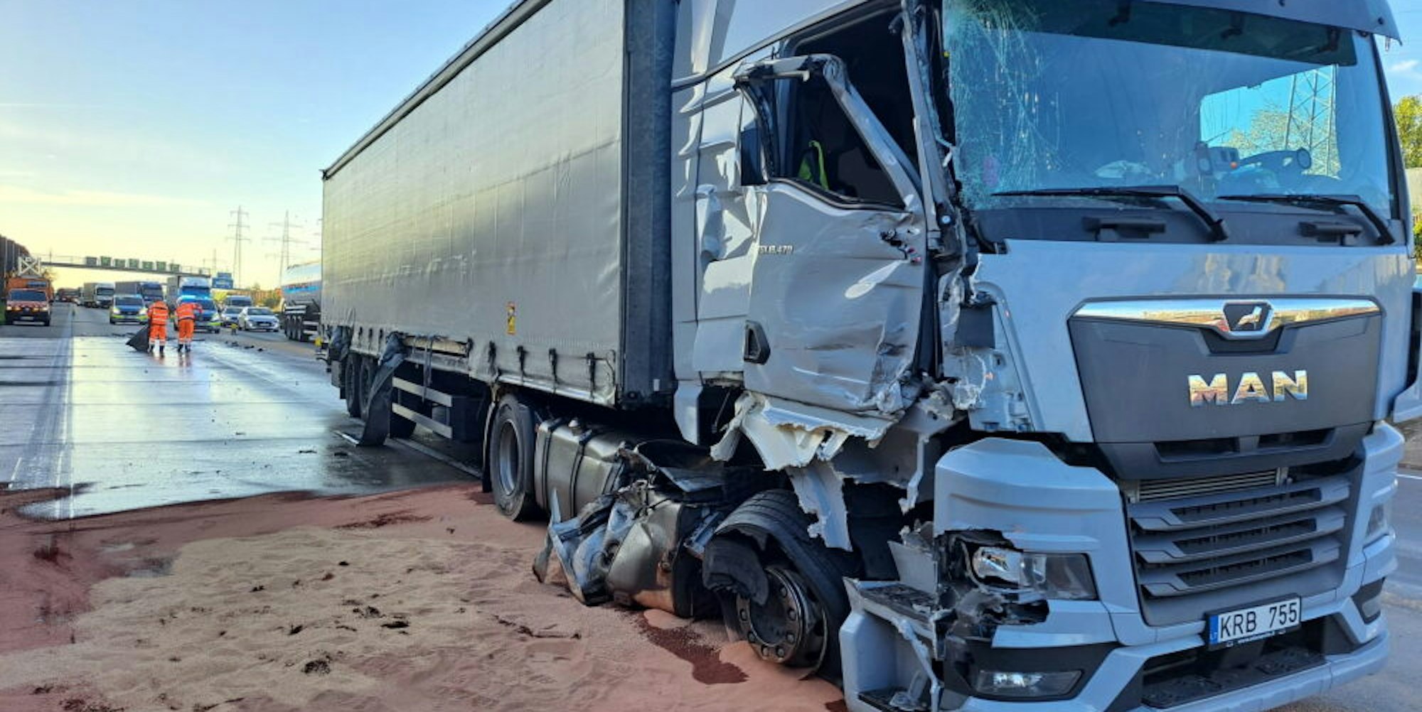 Stark beschädigt: Dieser Lastwagen fuhr auf einen weiteren Lastwagen auf. Der Tank wurde aufgeschlitzt und Diesel trat in großen Mengen aus.
