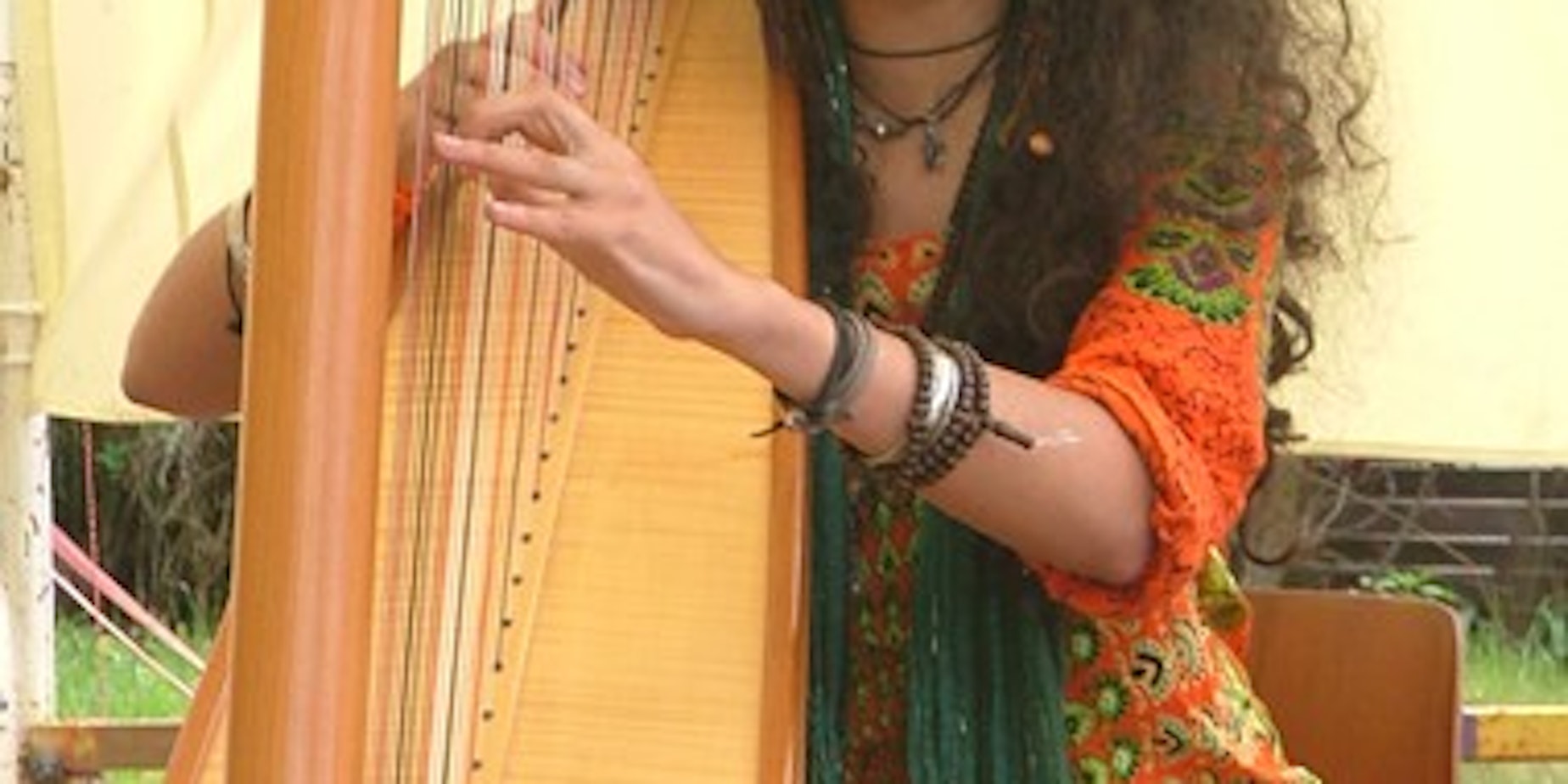 Zainab Lax entlockte ihrer Harfe sanfte Klänge, die zur Meditation einluden. (Bild: Sprothen)