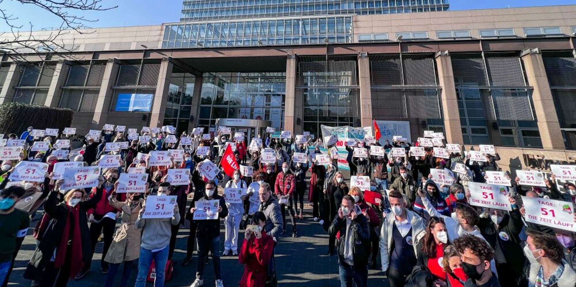 Rund 250 Beschäftigte der Uniklinik Köln demonstrierten vor dem Bettenhaus für bessere Arbeitsbedingungen und einen neuen „Tarifvertrag Entlastung“.