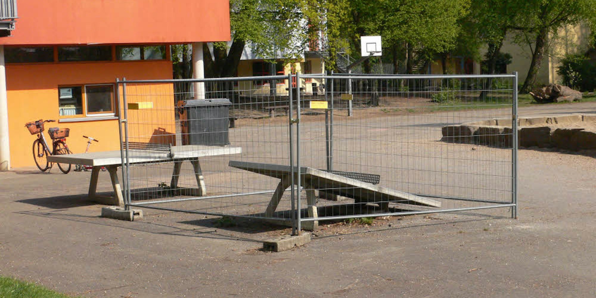 Die Tischtennisplatte auf dem Schulhof der Refrather Grundschule wurde bei einem Unfall beschädigt.