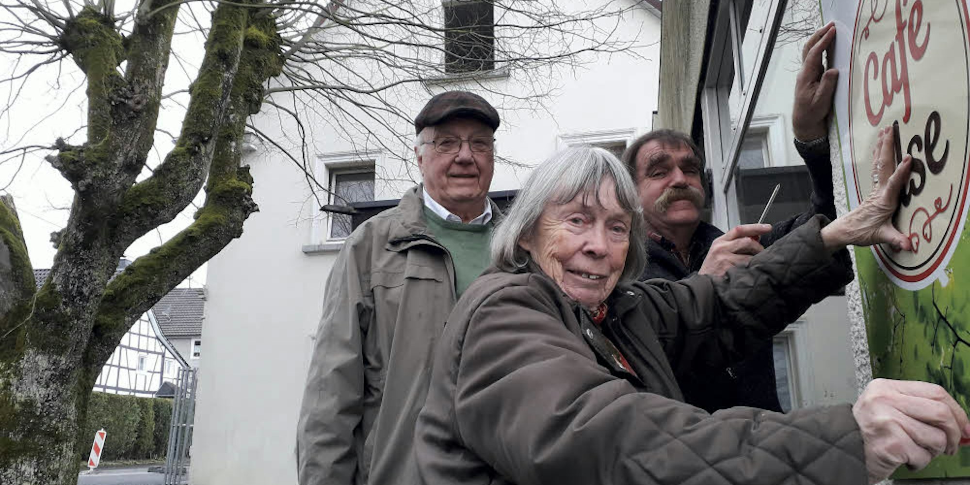 Das Caféschild haben Gerda Grümer, Wilfried Hahn (l.) und Udo Kolpe noch schnell abgeschraubt.