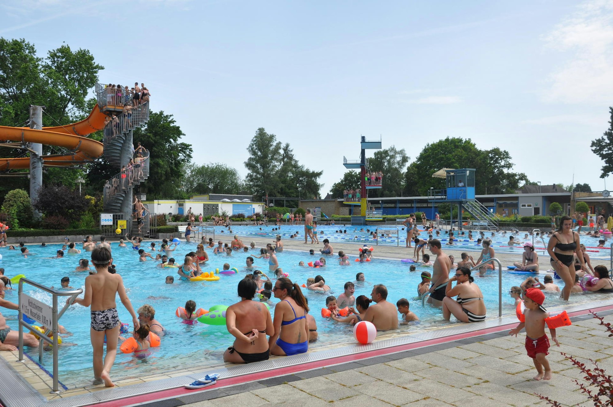 Abkühlung im Schwimmbecken ist an den heißen Tagen besonders gefragt. Das Elsdorfer Freibad sieht sich auf den Andrang gut vorbereitet.