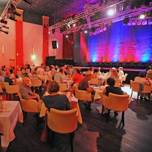 Genau 100 Zuschauer im Club: Zum Neustart im Opladener Scala bekam jeder Besucher seinen personalisierten Platz am Tisch vor der Bühne.