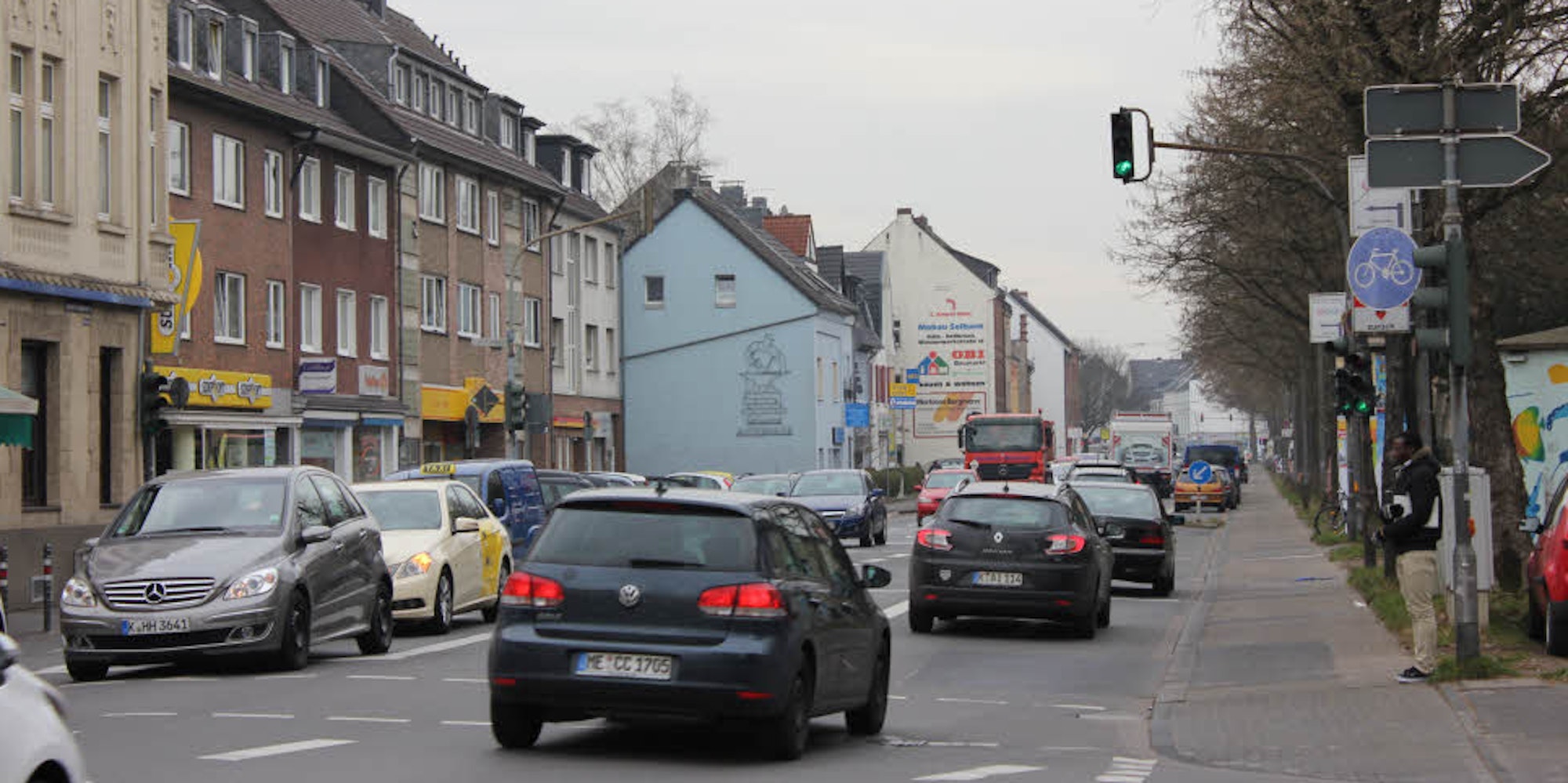 In Holweide fahren täglich mehr als 30.000 Fahrzeuge über die Bergisch Gladbacher Straße.