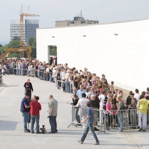 Vor dem Spiel bilden sich lange Schlangen von Zuschauern vor den Eingängen des Telekom Dome.
