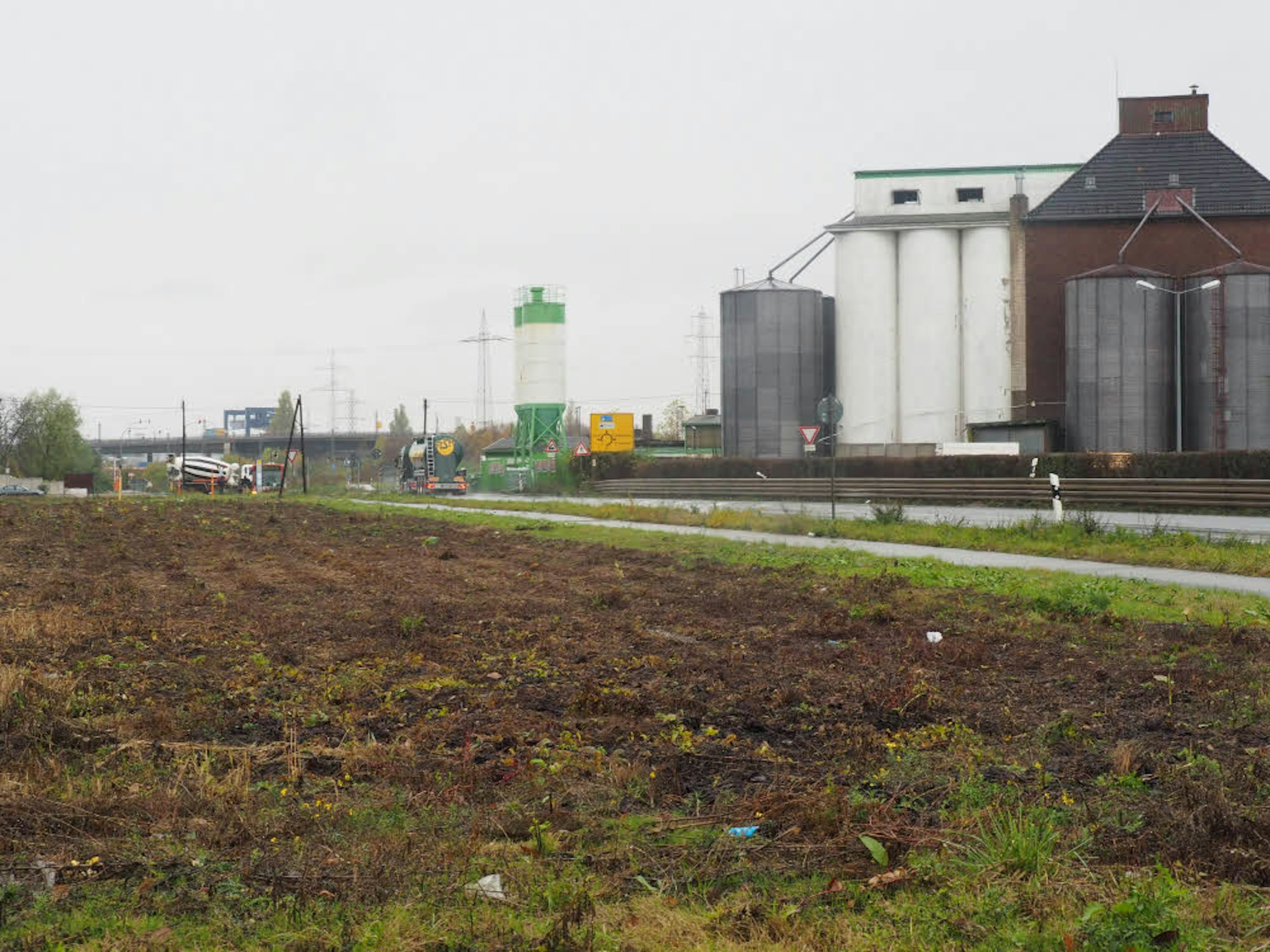 Die Kreisstraße 27 führt an der Rußfabrik Orion vorbei. Dort werden auch hochgiftige und explosive Chemikalien verarbeitet. Den Ausbau zur Bundesstraße lehnen die Stadt Hürth, Orion und der Landesbetrieb ab.