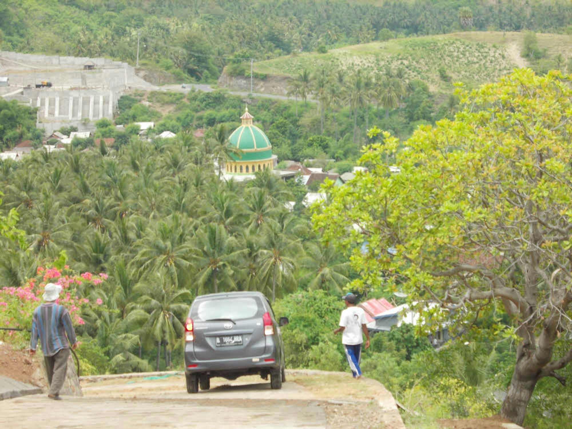 Von dem Dorf Mentigi ist nach dem Erdbeben nicht mehr viel übrig. Nur die Moschee steht noch.