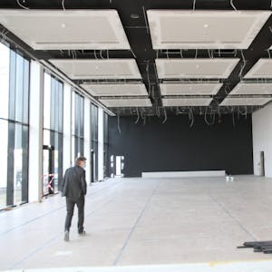 Aus dem neuen Saal öffnet sich der Blick zum Gymnasium Alleestraße. Er bietet Platz für 320 Gäste an Tischen.