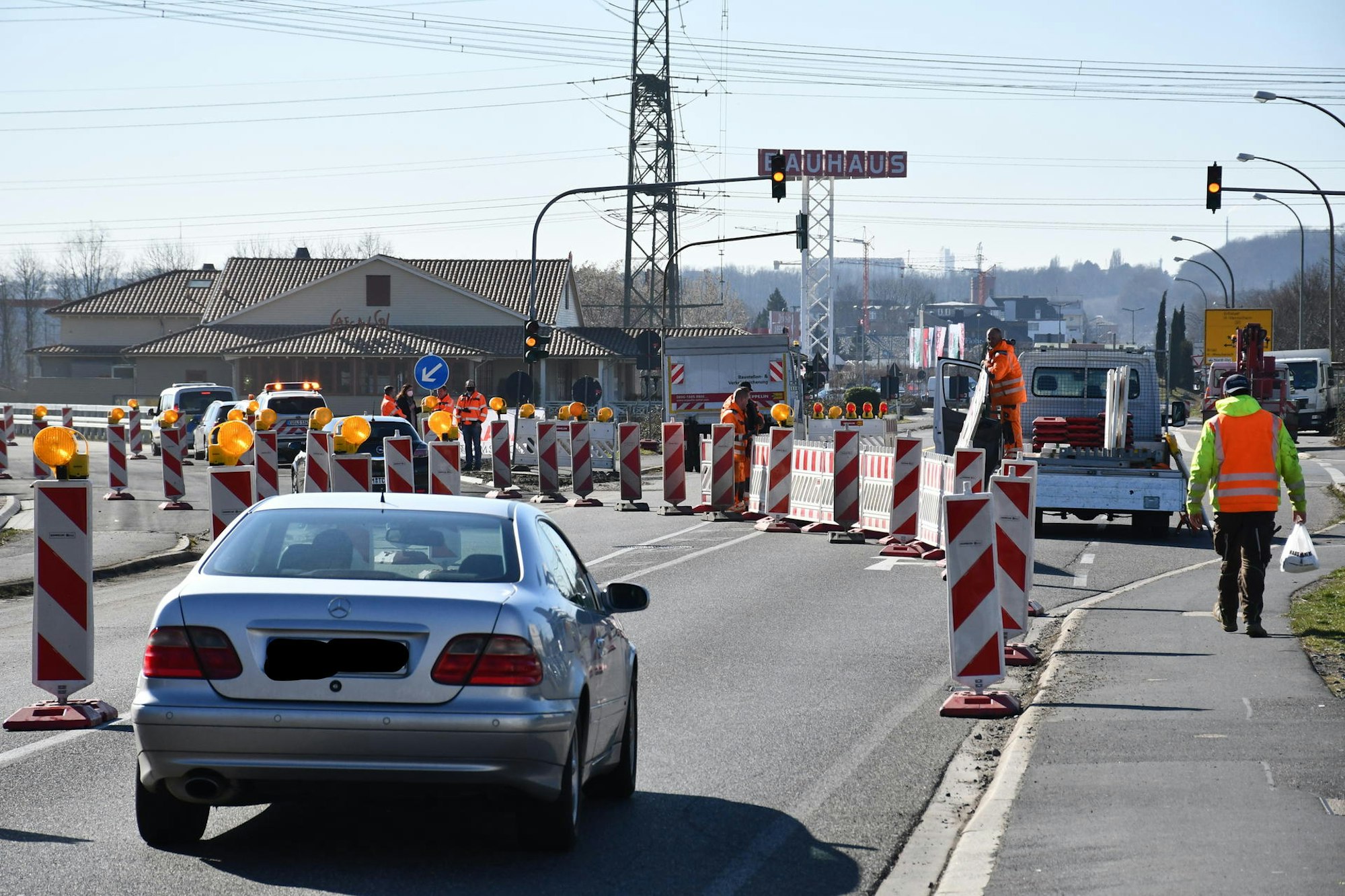 Vor dem „Café del Sol“ wird der Verkehr in Efferen von der Luxemburger Straße auf die Umgehungsstraße gelenkt.