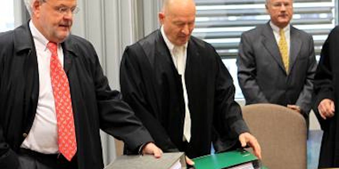 Rolf Bietmann (v. l.) mit Anwalt Hans-Joachim Golling, Gustav Adolf Schröder mit Anwalt Thomas Klein. (Bild: Grönert)