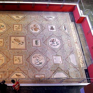 Das Dionysos-Mosaik wird bald allenfalls vom Roncalli-Platz aus zu sehen sein.