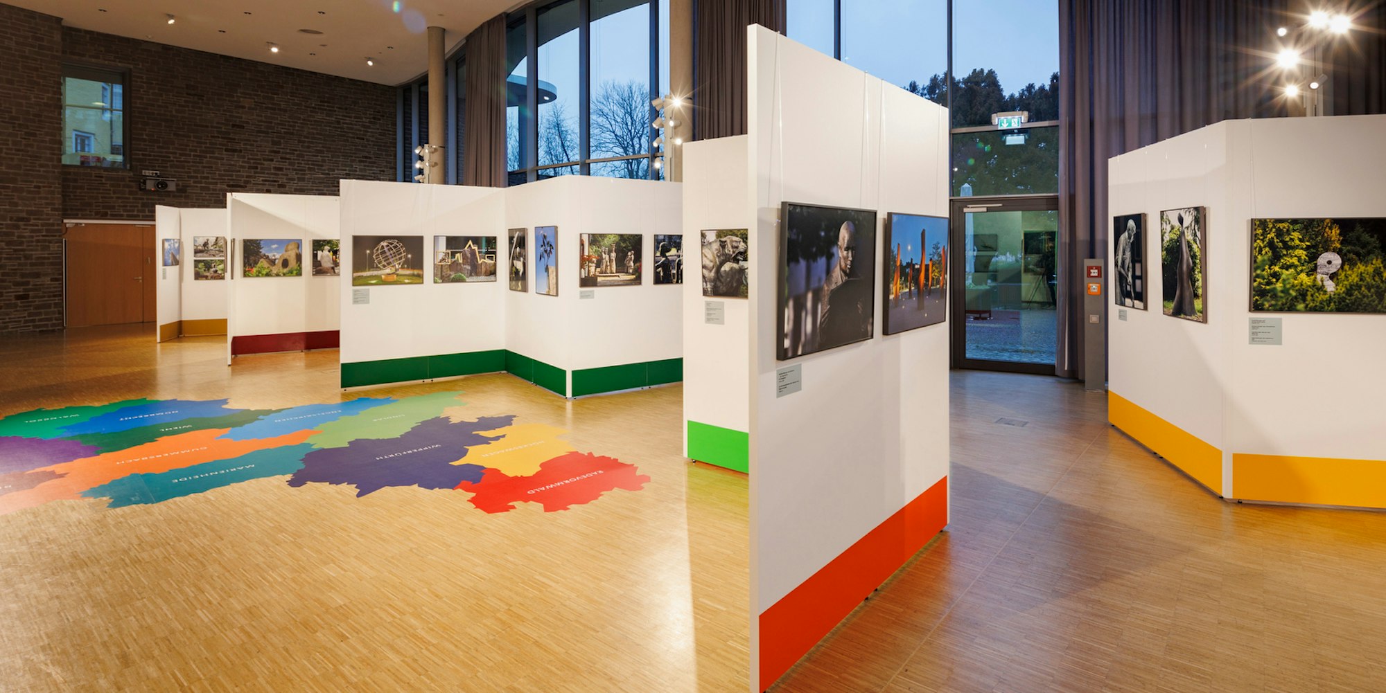 Jede oberbergische Kommune ist in der Ausstellung mit einigen Werken vertreten.