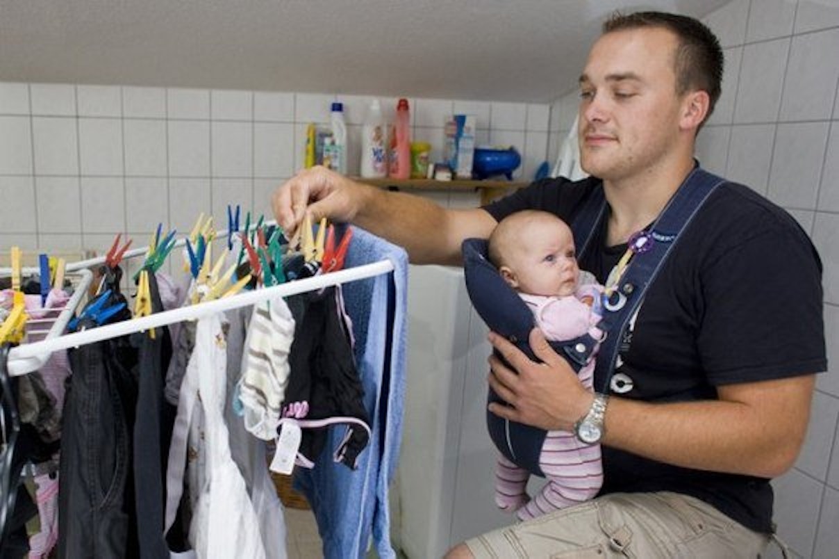 Hausarbeit und Babytrage: Viel zu wenige Väter wagen den Schritt, auch einmal Fulltime für ihre Kinder da zu sein (Symbolbild).