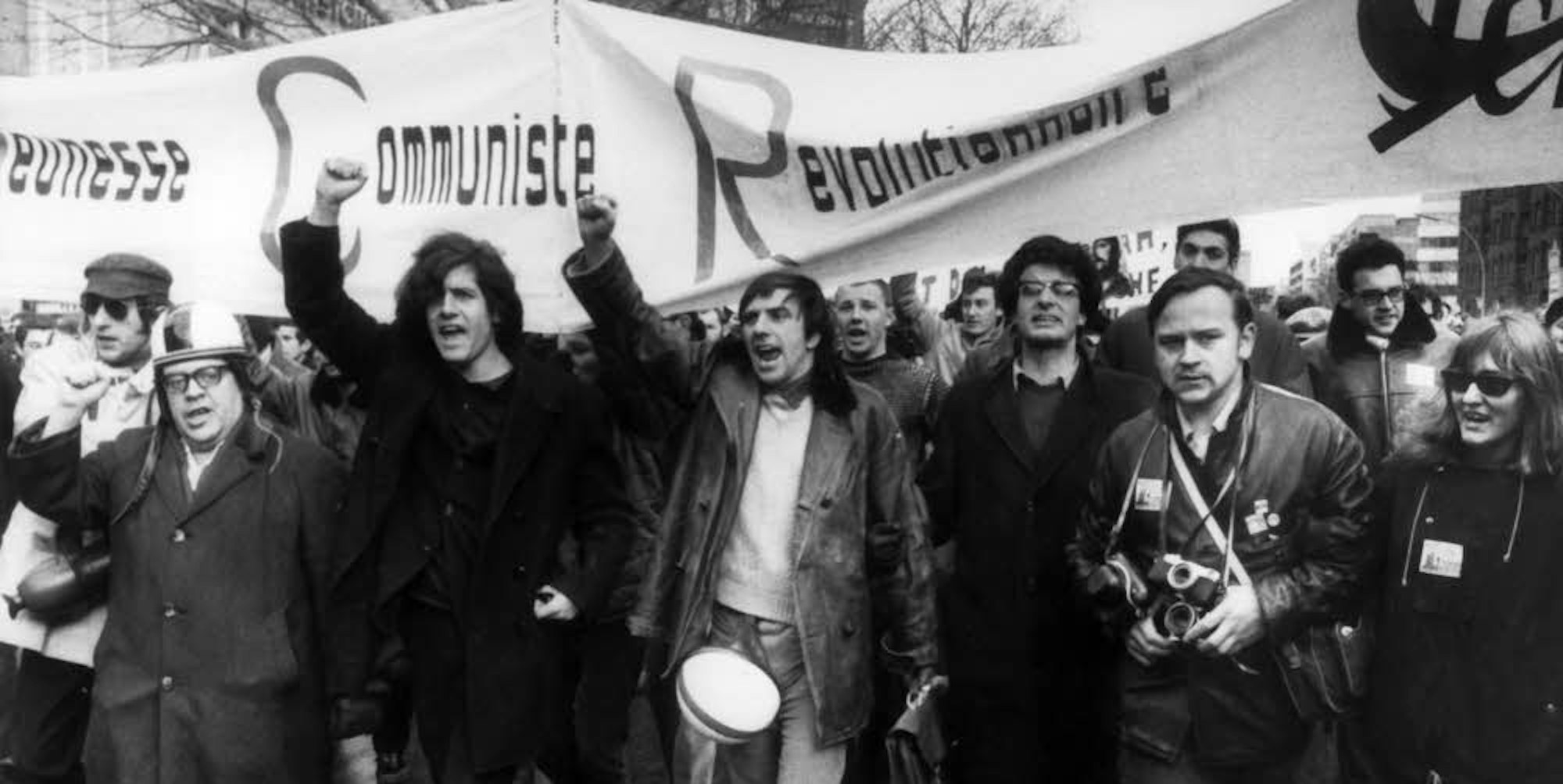 Rudi Dutschke, Studentenführer und Ideologe des SDS mit erhobener Faust an der Spitze eines Demonstrationszuges gegen den Vietnamkrieg.