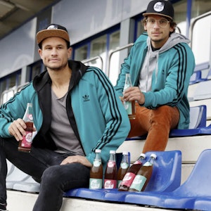 Die zwei Kölner Sportstudenten Lucas Bauknecht (l.) und Niklas Simon haben einen Eistee entwickelt, den sie Opa Alfi’s nennen.