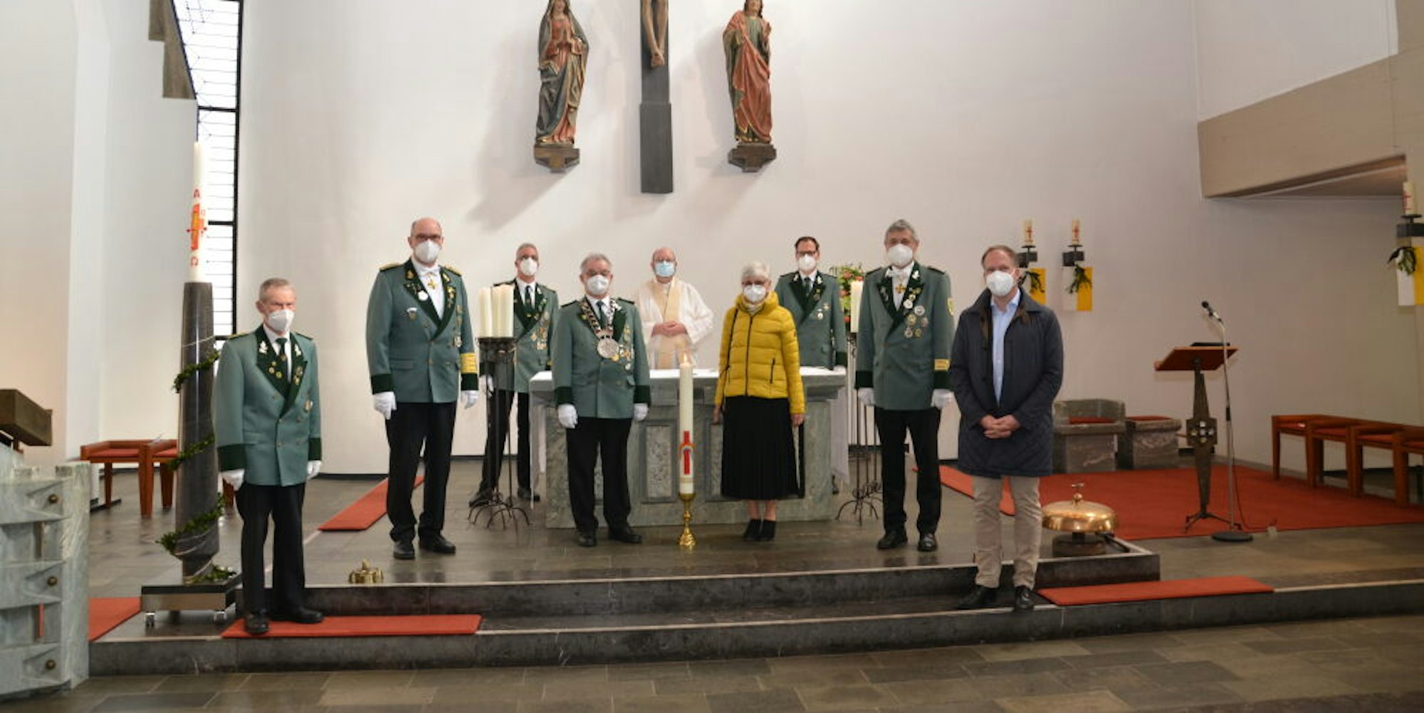 Eine Abordnung der St.-Hubertus-Schützenbruderschaft überreiche die Corona-Kerze während des Gottesdienstes an Pfarrvikar Werner Friesdorf. Der Geistliche segnete die Kerze.