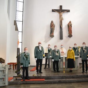 Eine Abordnung der St.-Hubertus-Schützenbruderschaft überreiche die Corona-Kerze während des Gottesdienstes an Pfarrvikar Werner Friesdorf. Der Geistliche segnete die Kerze.