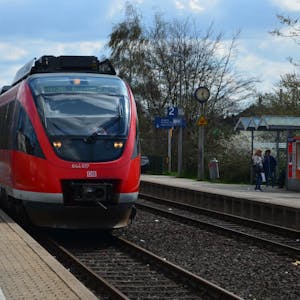 Noch fährt die RB 38 von Horrem über Bergheim nach Bedburg. Etwa ab 2024 soll hier die S-Bahn 12 eine bessere Anbindung an Köln bieten.