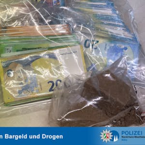 Etwa 50.000 Euro Bargeld und diverse Drogen hat die Polizei in acht Wohnungen am Neumarkt entdeckt.