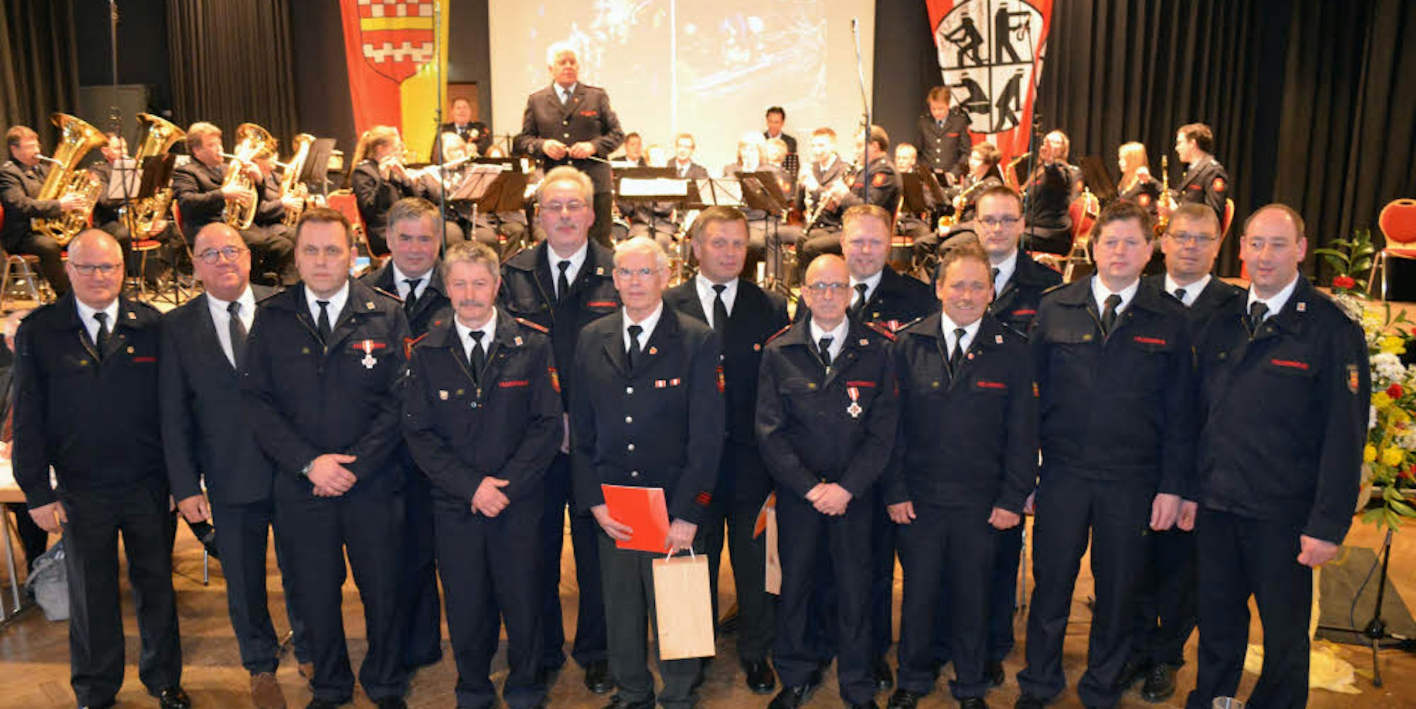 Bei der Jahresdienstbesprechung der Bergneustädter Feuerwehr im Krawinkelsaal wurden Mitglieder für 25, 35 und 50 Jahre ehrenamtliches Engagement in der Wehr ausgezeichnet.